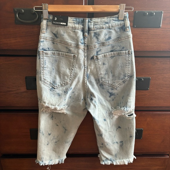 Size 3 Find Me in Paradise High Waist Light Blue Wash Bermuda Shorts FashionNova - Picture 3 of 9